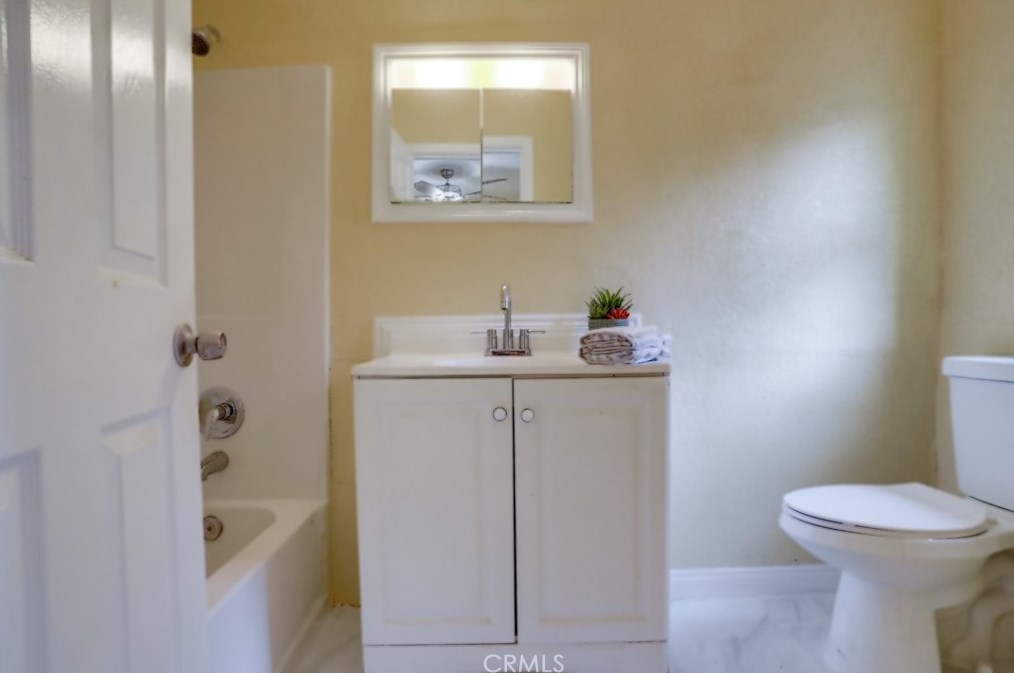 4800 Venice Blvd, Los Angeles CA  90006-5238 exterior