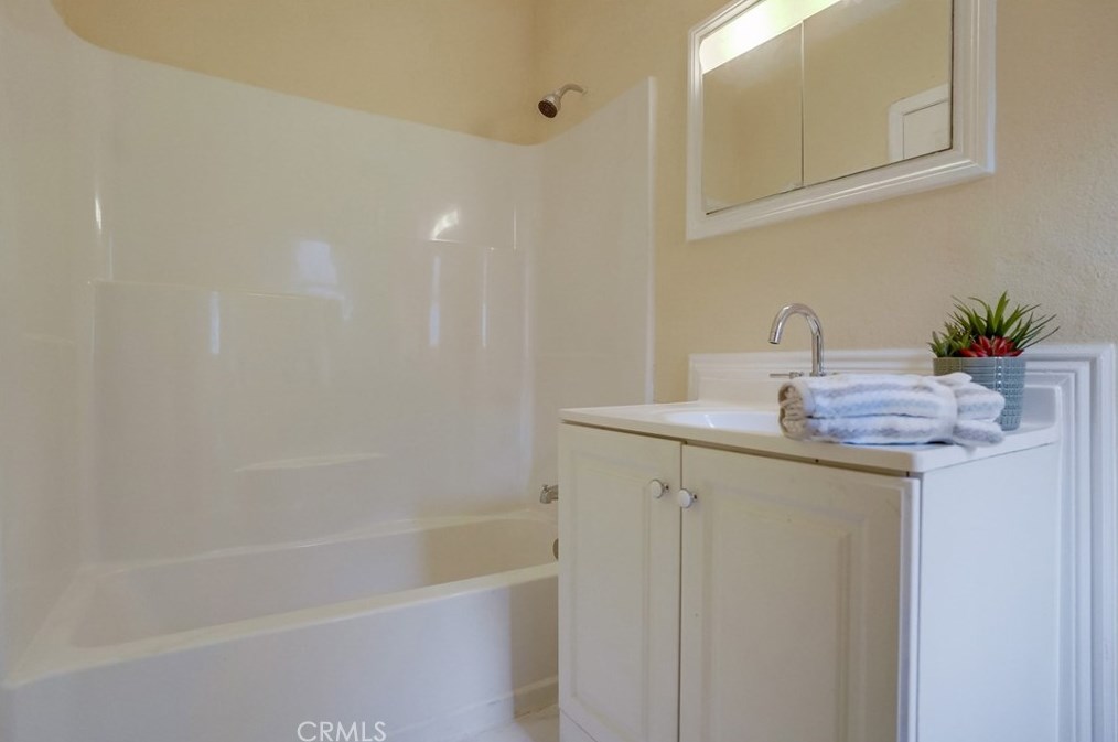 4800 Venice Blvd, Los Angeles CA  90006-5238 exterior