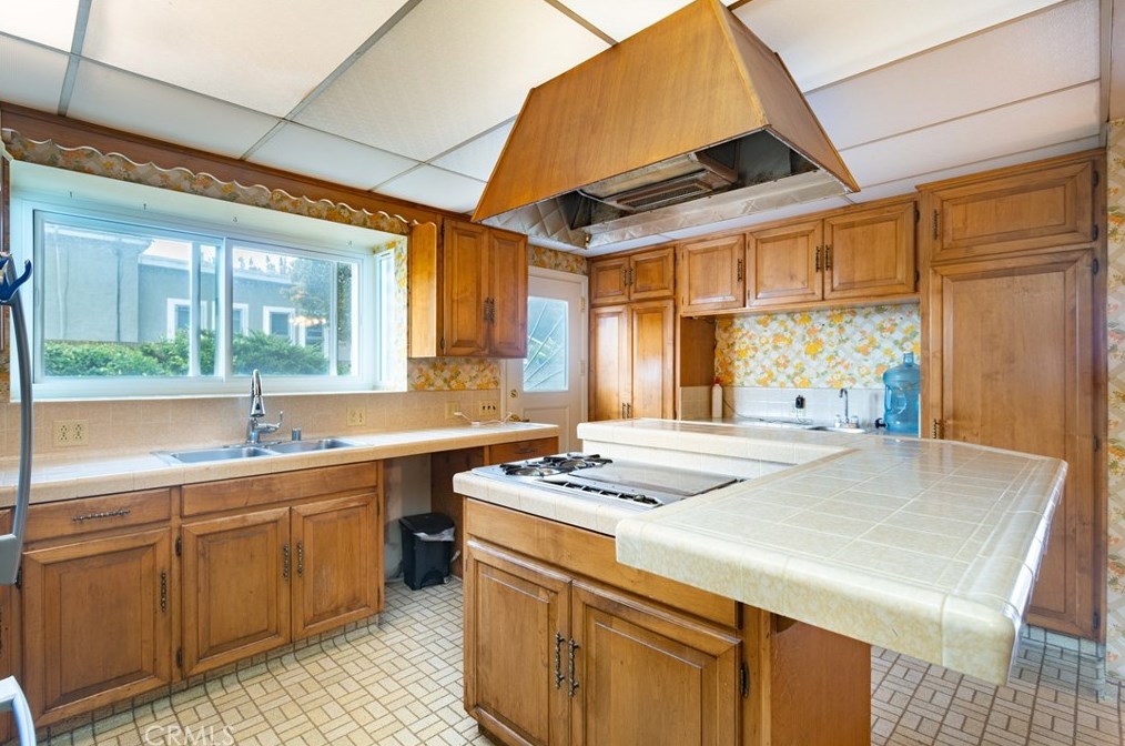 525 Maple Ave, El Segundo CA  90245-2425 exterior