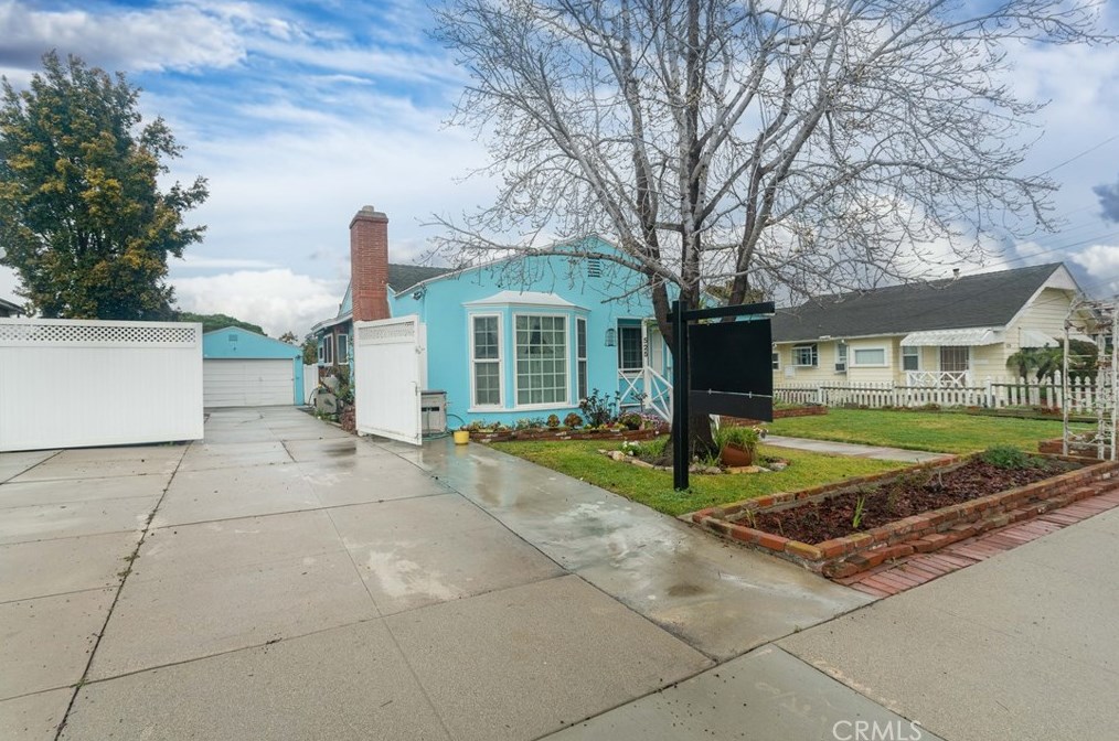 525 Maple Ave, El Segundo CA  90245-2425 exterior