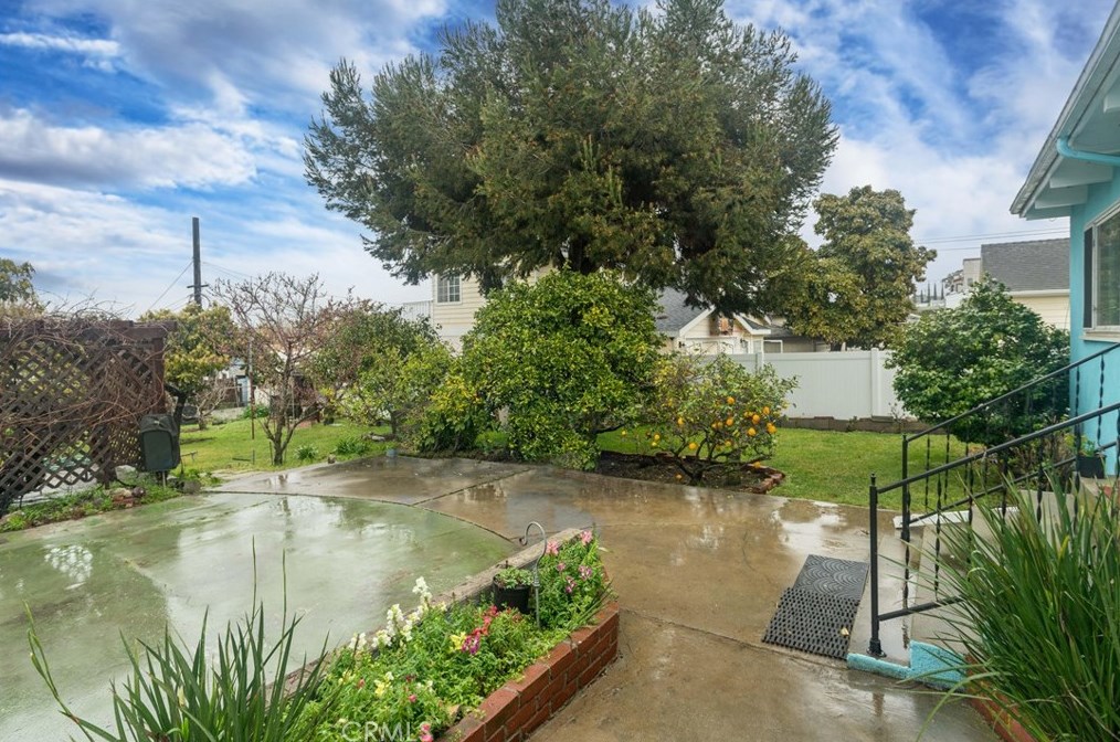 525 Maple Ave, El Segundo CA  90245-2425 exterior