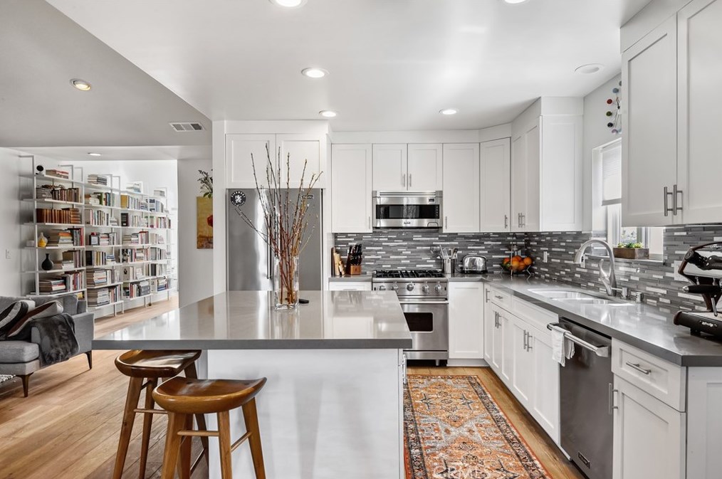 3818 Lyceum Ave, Los Angeles CA  90066-4125 exterior