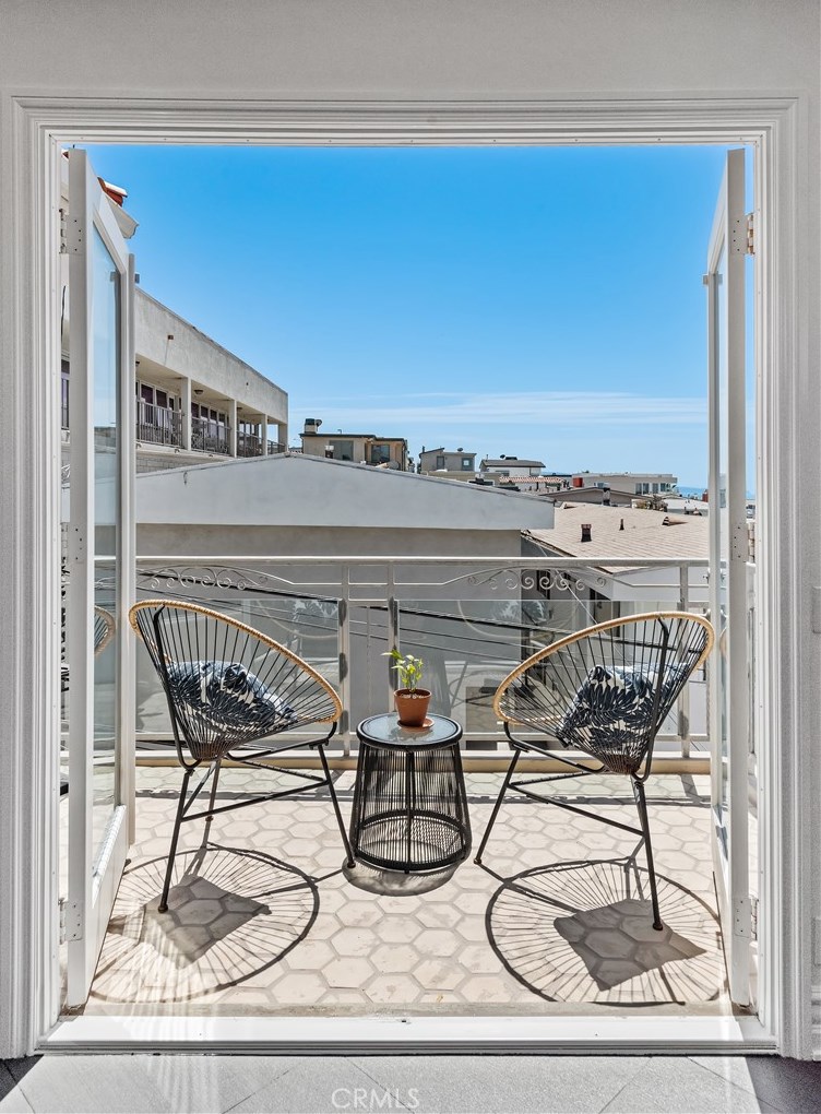 225 Rosecrans Pl, Manhattan Beach, CA 90266