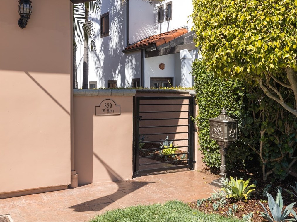 539 Maple Ave, El Segundo CA  90245-2425 exterior