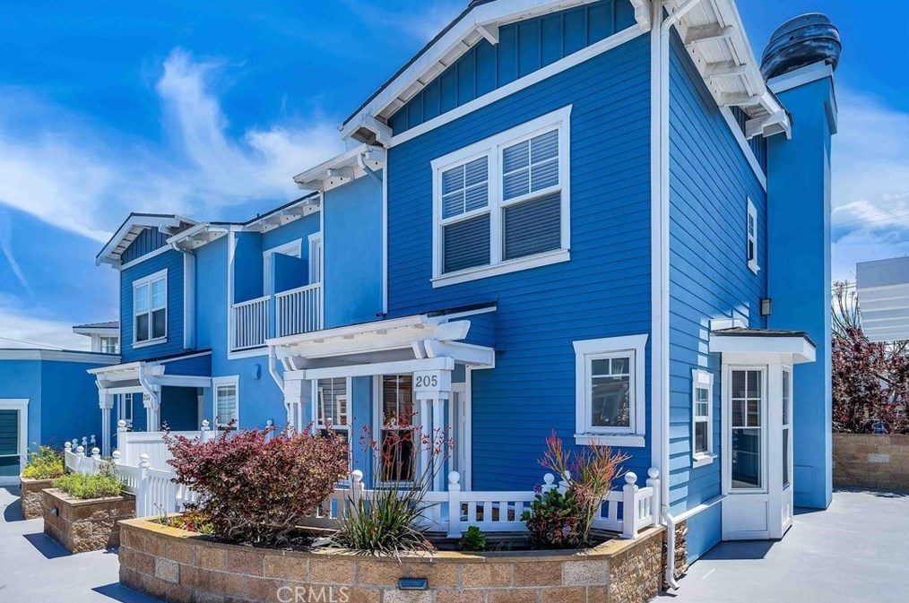205 Aviation Pl, Manhattan Beach, CA 90266