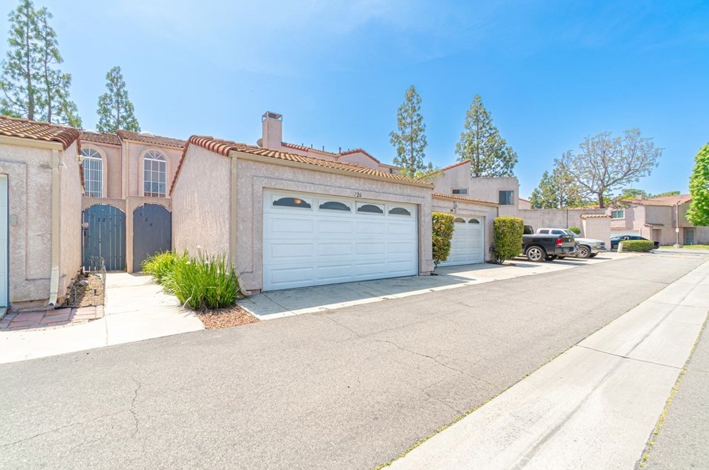126 Racquet Club Dr, Compton, CA 90220