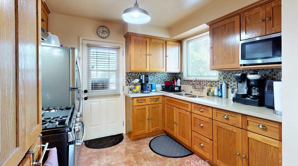 10514 Haas Ave, Los Angeles CA  90047-4334 exterior