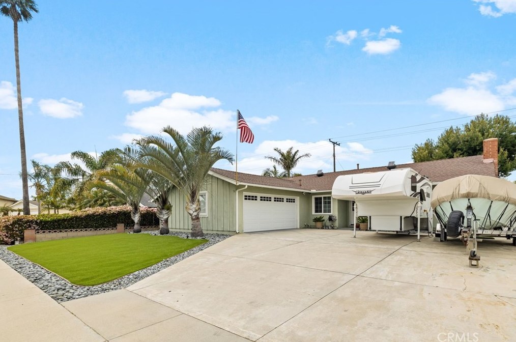 8161 Friesland Dr, Huntington Beach, CA 92647-6301