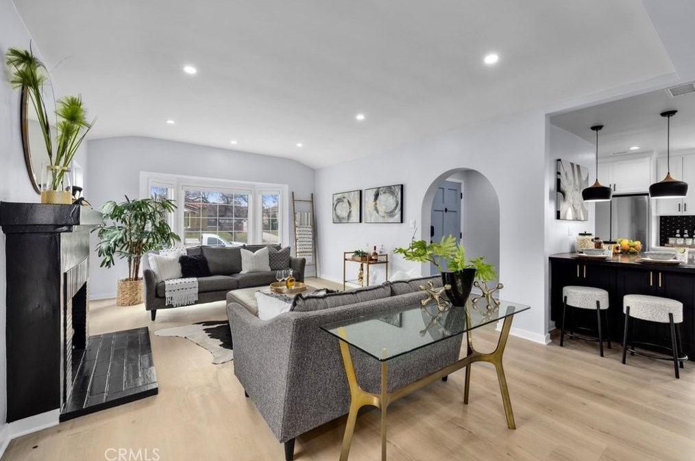 725 111th St, Los Angeles, CA 90044-4234