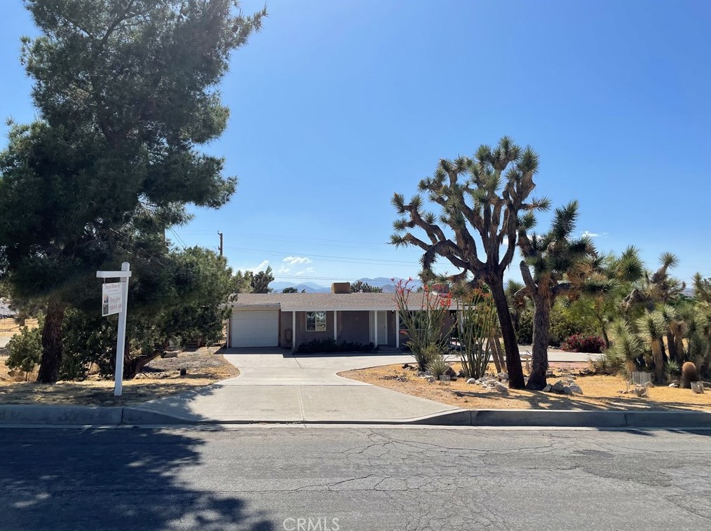 7880 Barberry Ave, Yucca Valley, CA 92284-4139