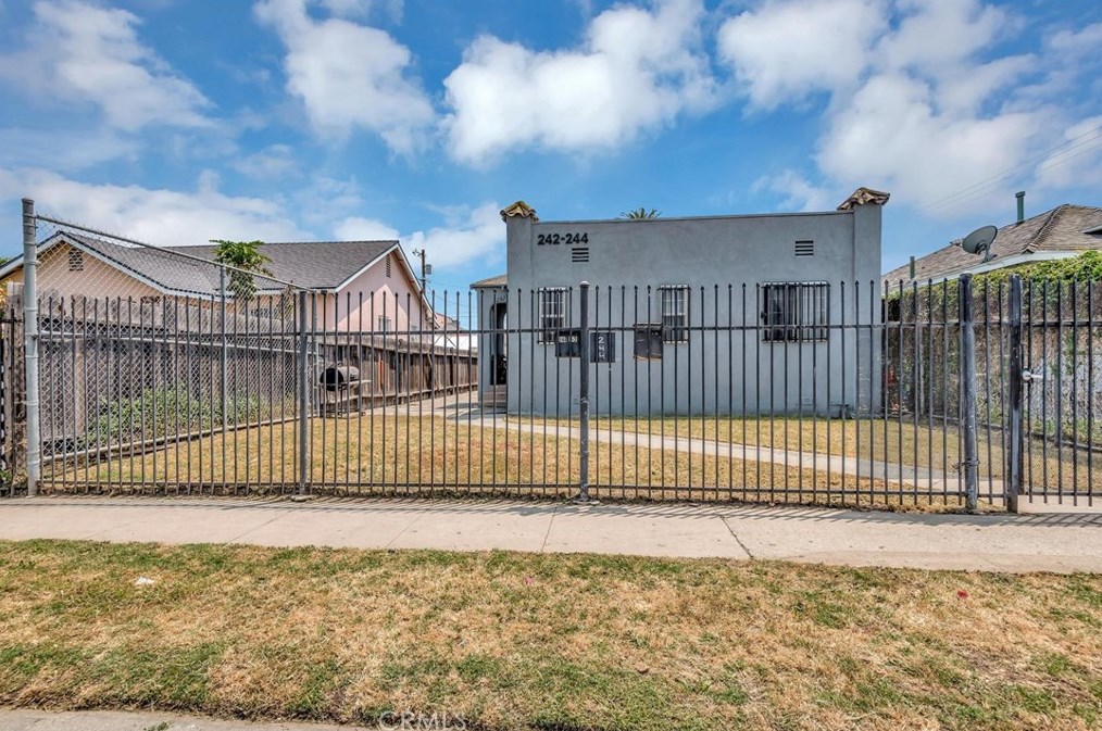 242 89th St, Los Angeles, CA 90003-3706