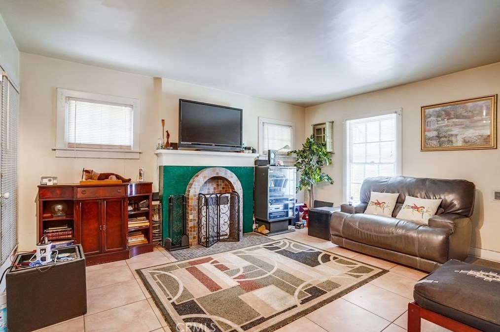 5904 Flower St, Los Angeles, CA 90003-1036