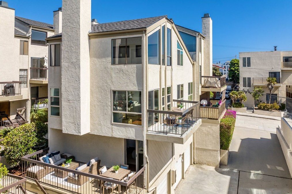 713 4th St, Hermosa Beach, CA 90254-4755