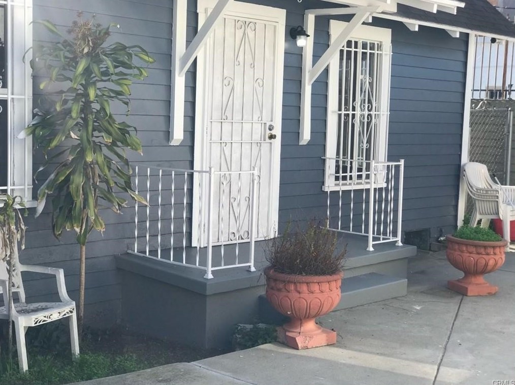 724 57th St, Los Angeles CA  90037-4026 exterior