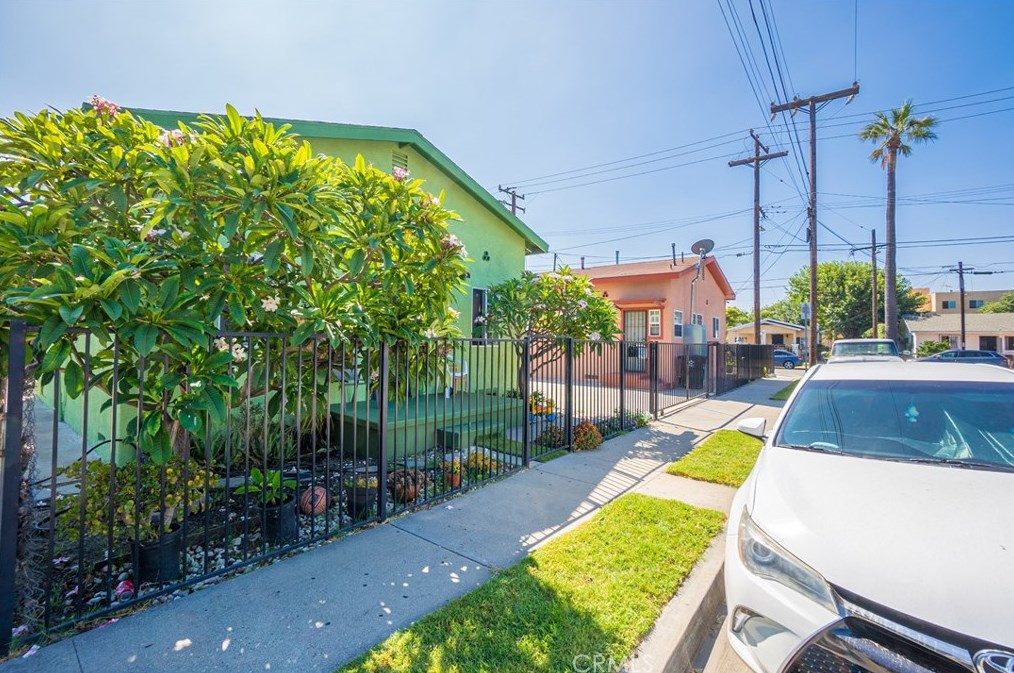 1727 60 St, Los Angeles CA  90001-1417 exterior