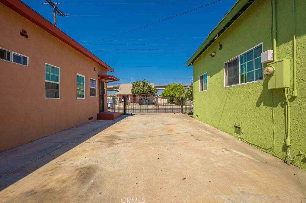 1727 60 St, Los Angeles CA  90001-1417 exterior