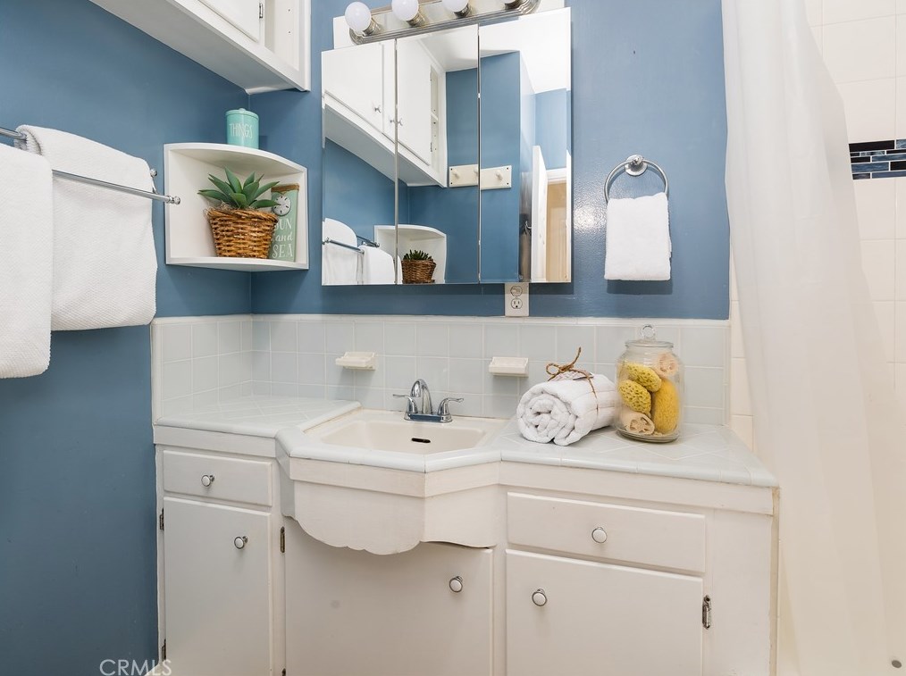 715 Hillcrest St, El Segundo CA  90245-2002 exterior