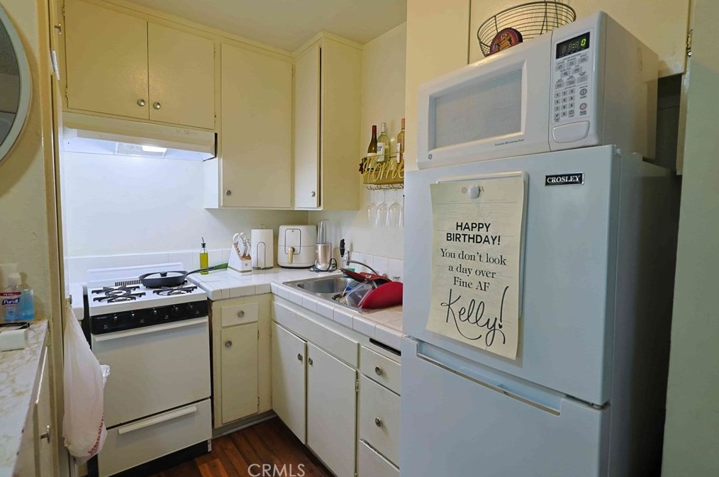 275 Lucas Ave, Los Angeles CA  90017-2062 exterior