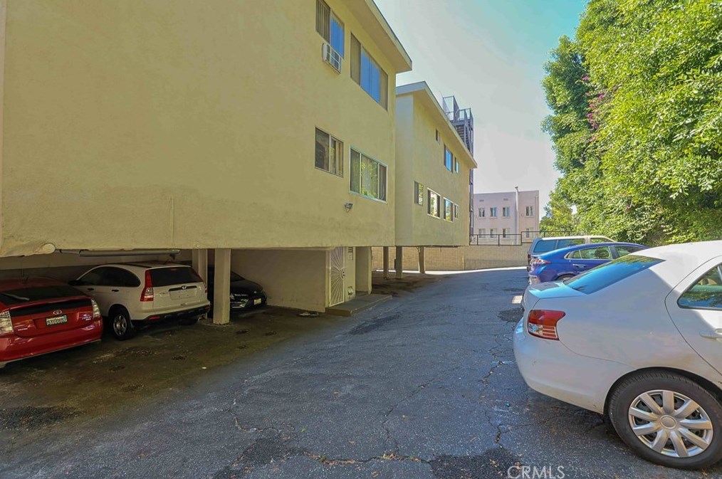 275 Lucas Ave, Los Angeles CA  90017-2062 exterior
