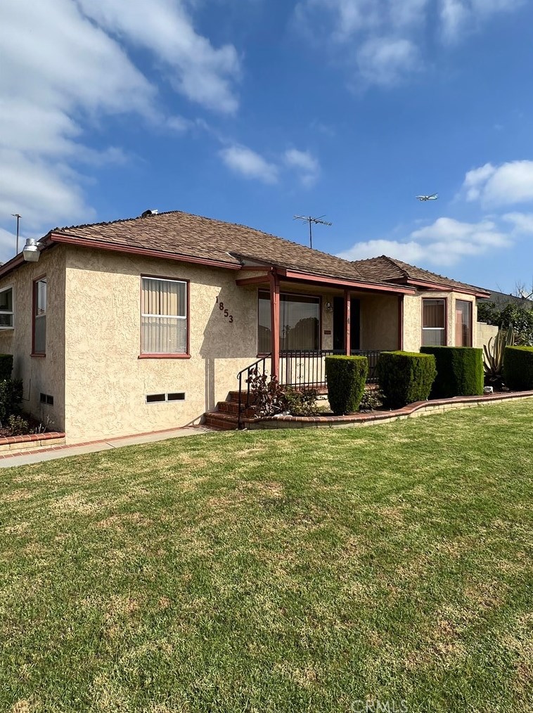 1853 Thoreau St, Los Angeles, CA 90047-4724