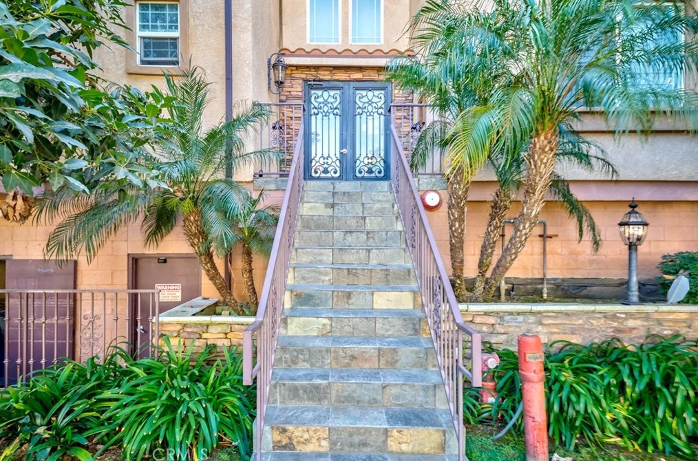 5132 Maplewood Ave, Los Angeles CA  90004-1584 exterior