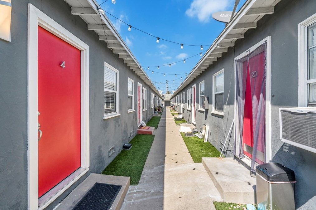 345 20th St, Long Beach CA  90806-4910 exterior