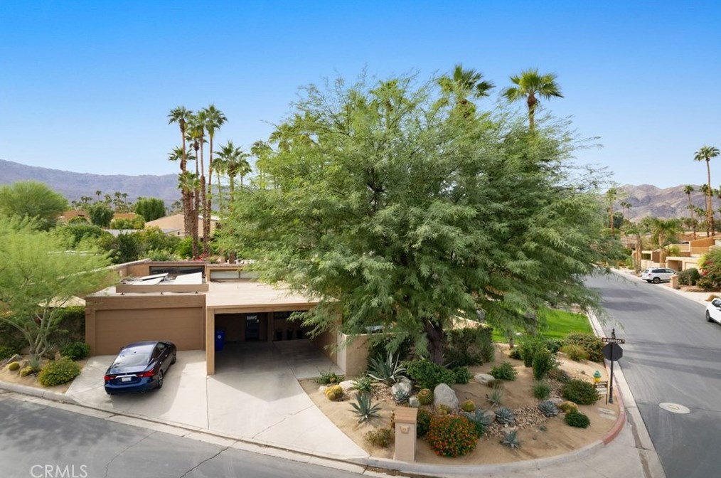 48915 Mariposa Dr, Palm Desert, CA 92260-6894