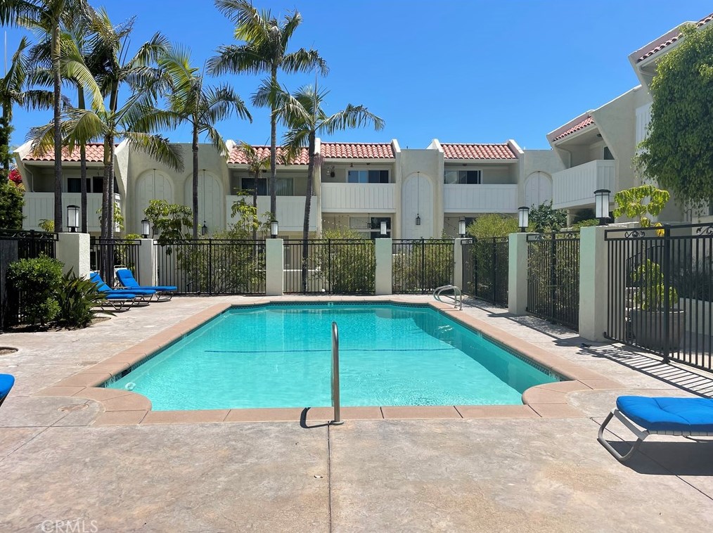 207 Valley Dr, Hermosa Beach, CA 90254