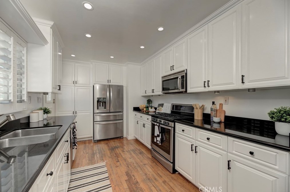 204 Walnut Ave, El Segundo CA  90245-2353 exterior