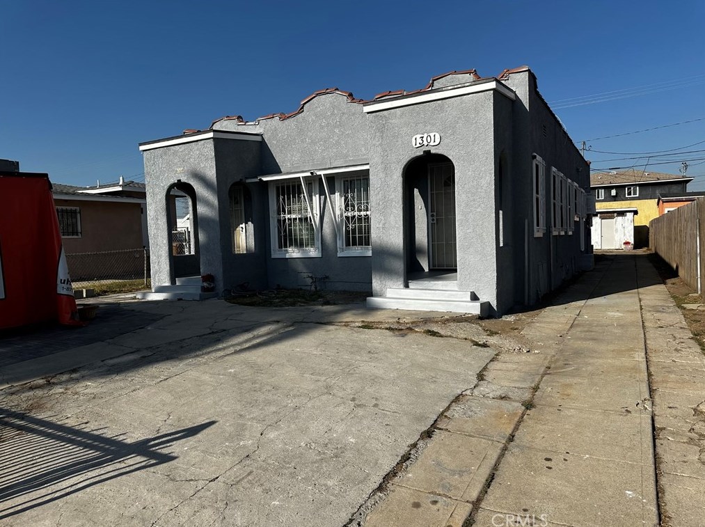 1301 102nd St, Los Angeles, CA 90044-1703