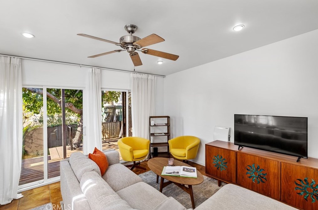 729 Maltman Ave, Los Angeles CA  90026-3550 exterior