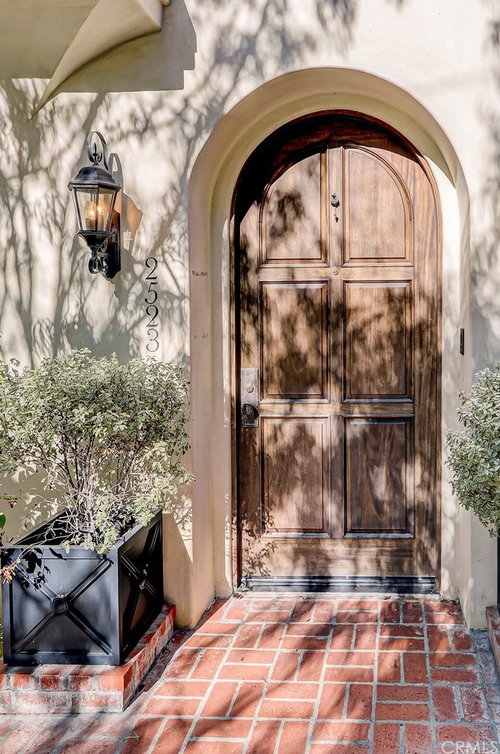 2523 N Valley Dr, Manhattan Beach, CA 90266