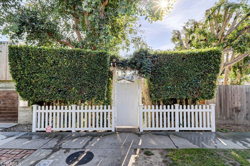 760 Rosecrans Ave, Manhattan Beach, CA 90266