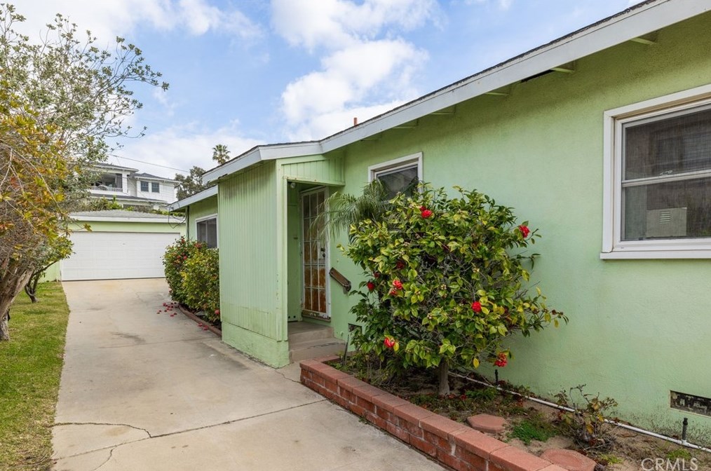 1318 Helberta Ave, Redondo Beach CA  90277-5130 exterior