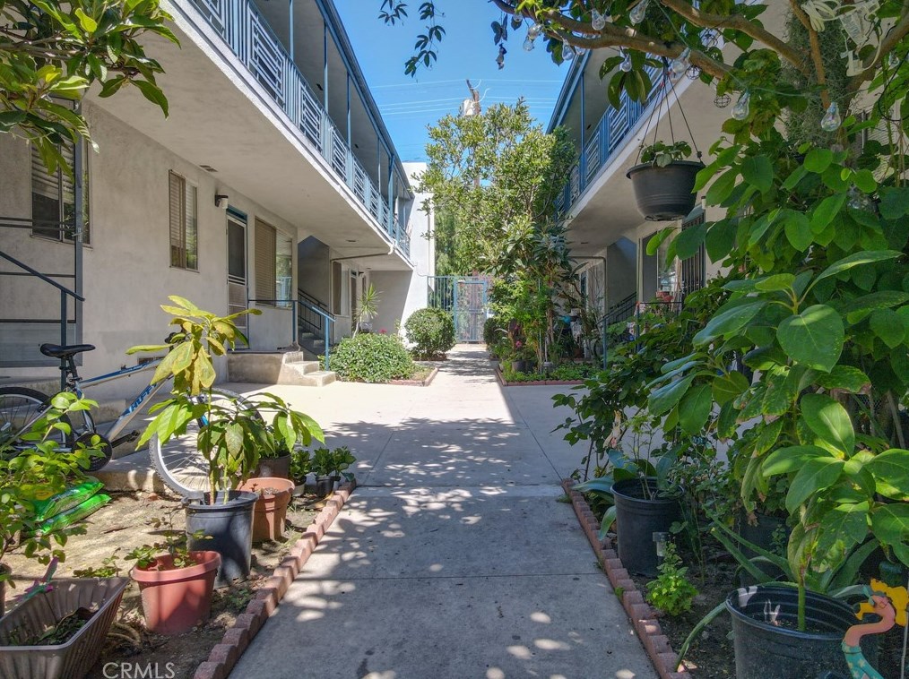 11473 Venice Blvd, Los Angeles CA  90019-6012 exterior