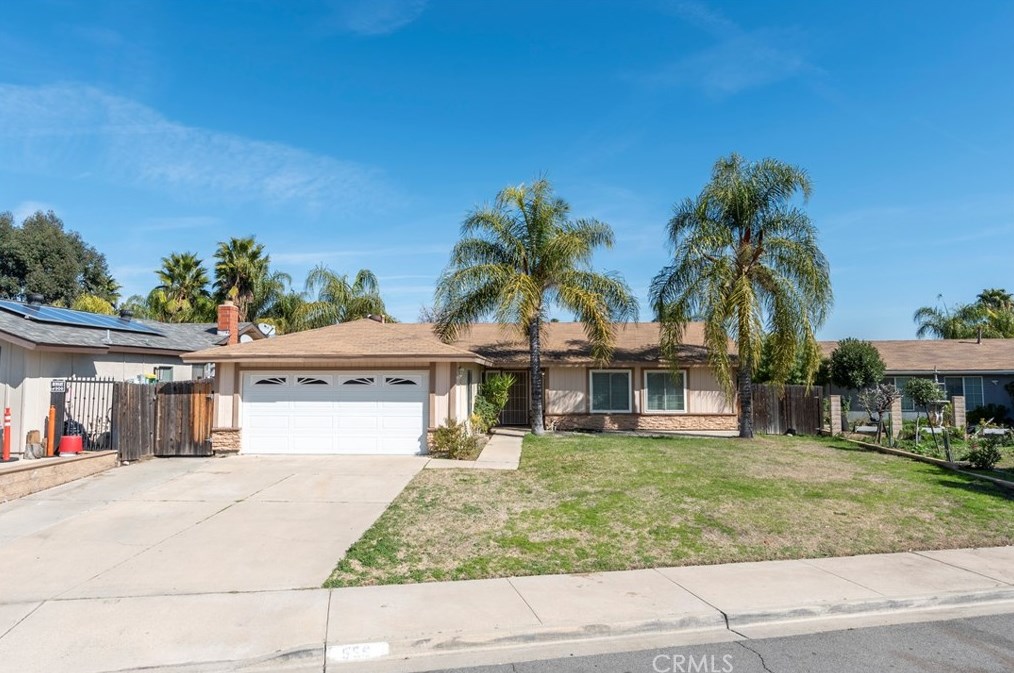 559 Highlands Rd, Lake Elsinore, CA 92530