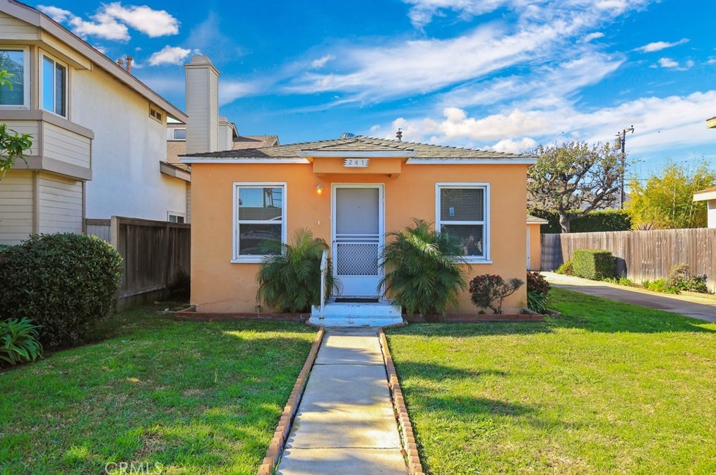 241 Ogle St, Costa Mesa, CA 92627