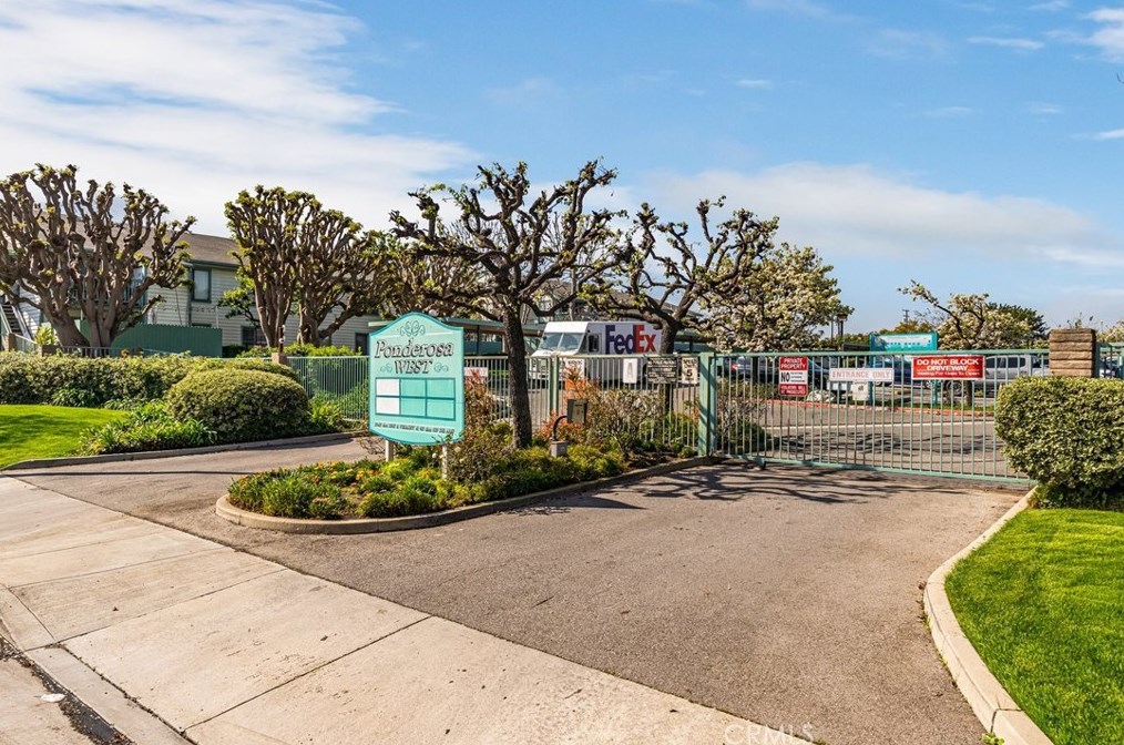 920 Del Amo Blvd, Torrance CA  90502-1572 exterior