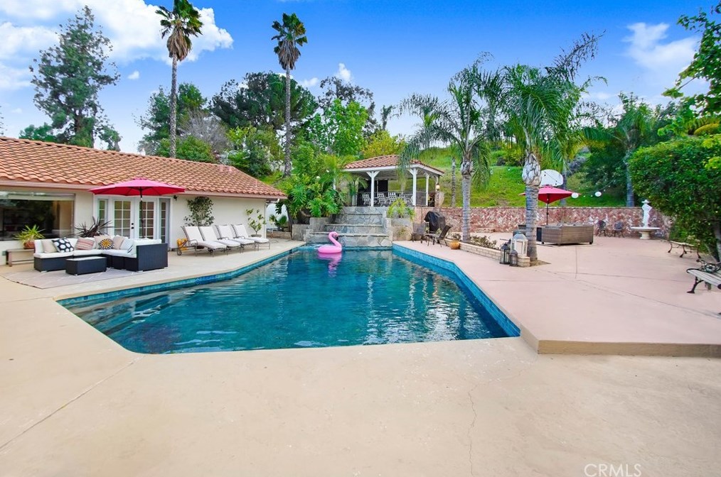 1510 Country Club Dr, Riverside CA  92506-3613 exterior