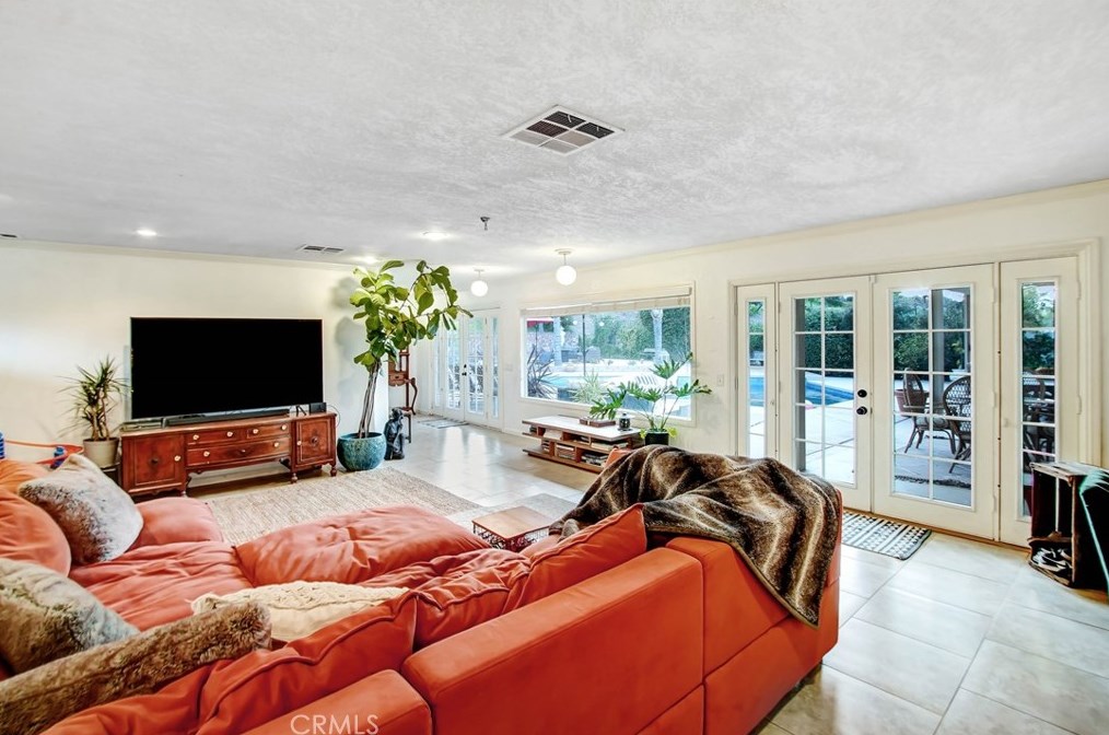 1510 Country Club Dr, Riverside CA  92506-3613 exterior