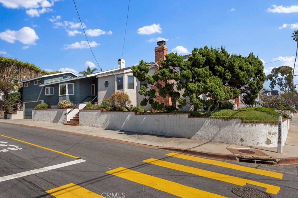 601 27th St, Manhattan Beach, CA 90266-2230
