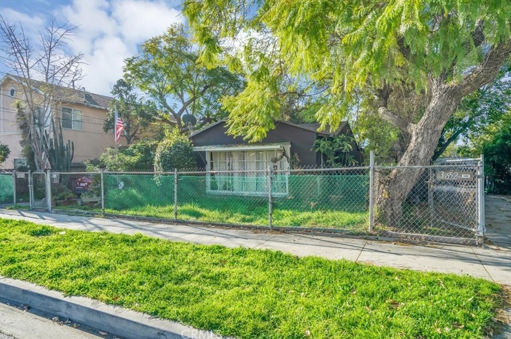3850 15th St, Long Beach, CA 90804-2938