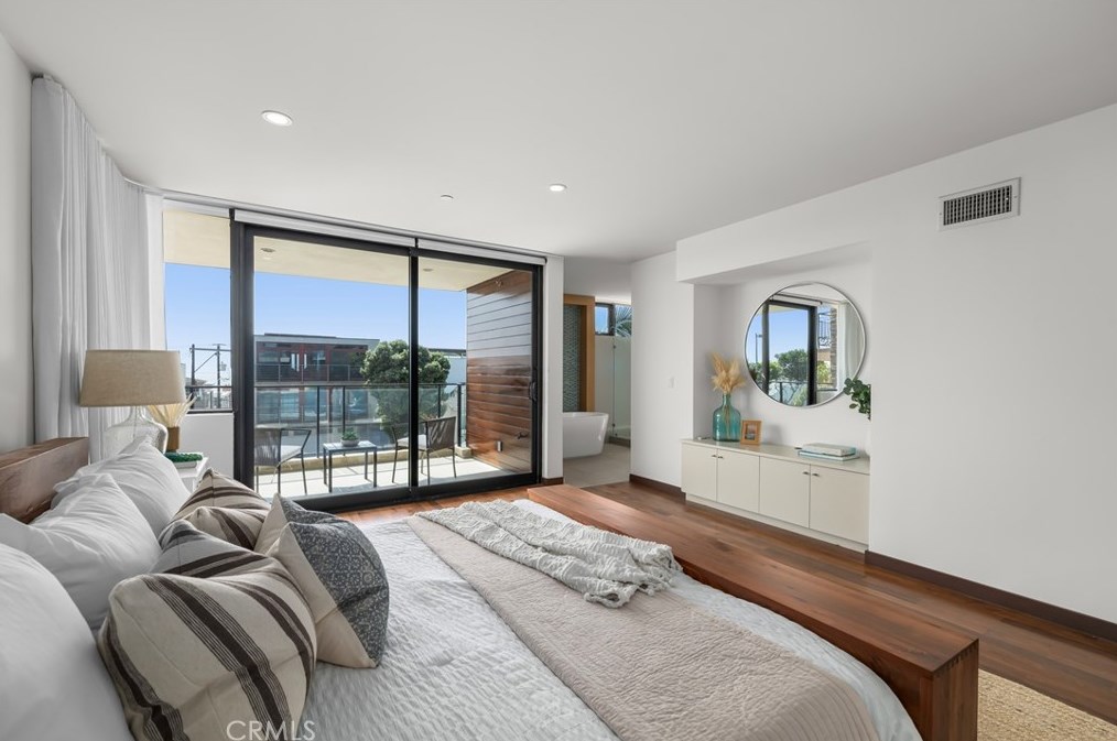 1308 Manhattan Ave, Manhattan Beach CA  90266-4746 exterior