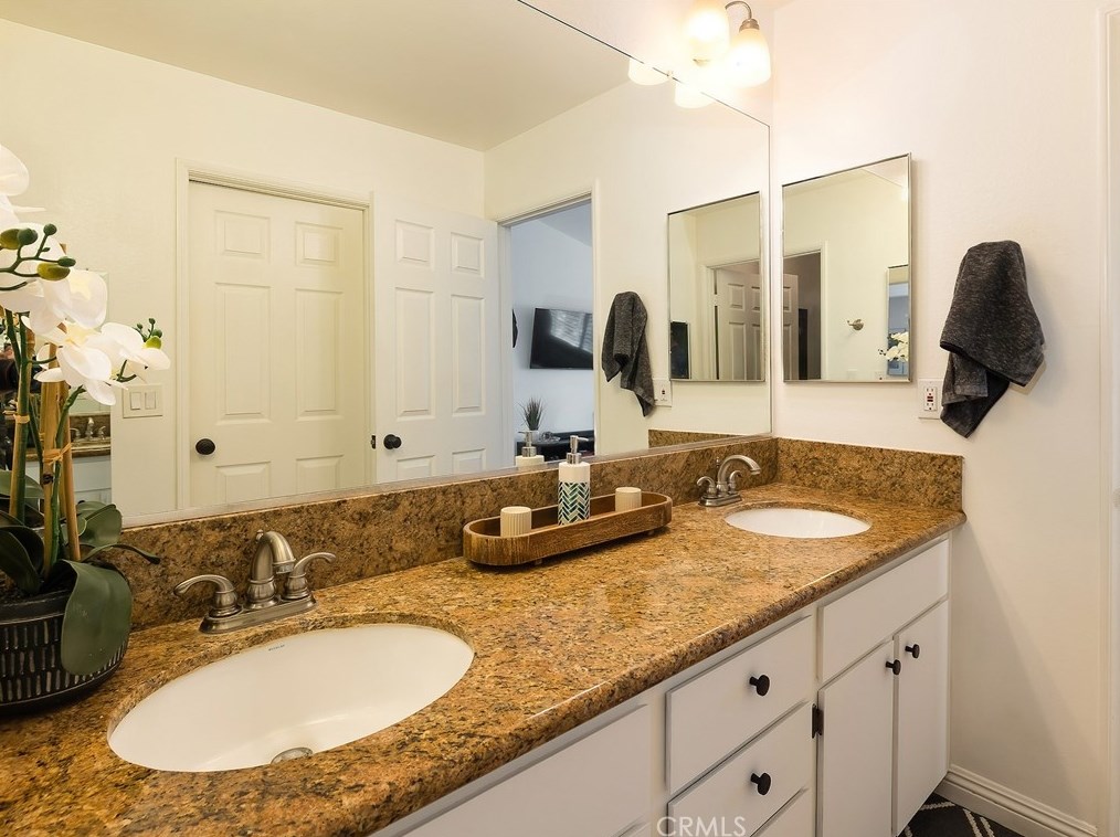13060 Sycamore Village Dr, Norwalk CA  90650-8336 exterior