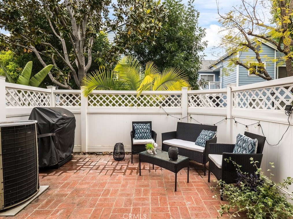 13060 Sycamore Village Dr, Norwalk CA  90650-8336 exterior