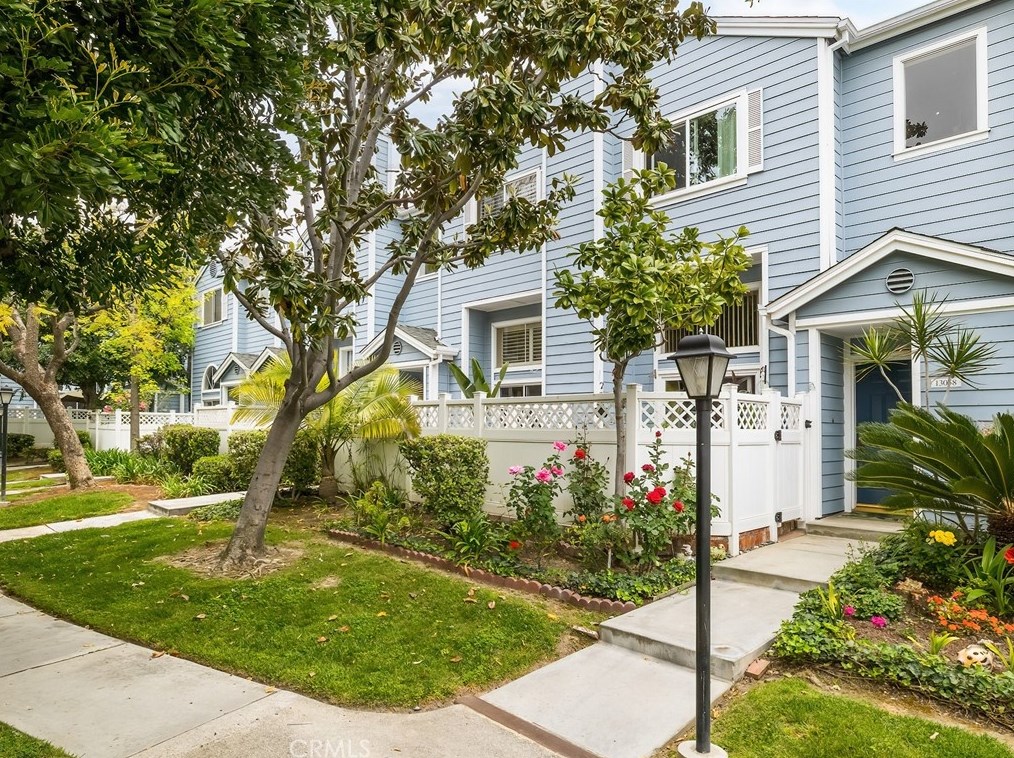 13060 Sycamore Village Dr, Norwalk CA  90650-8336 exterior