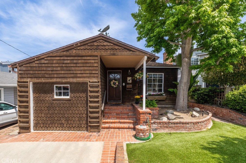 2304 Pine Ave, Manhattan Beach, CA 90266