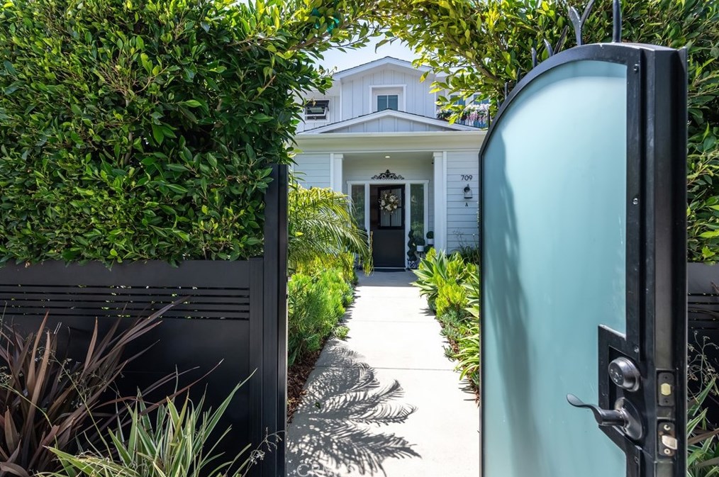 709 Elvira Ave, Redondo Beach, CA 90277-4617