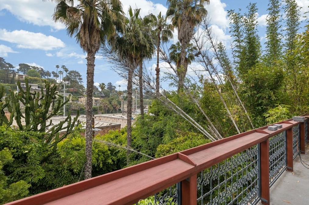 3223 Larissa Dr, Los Angeles CA  90026-6221 exterior