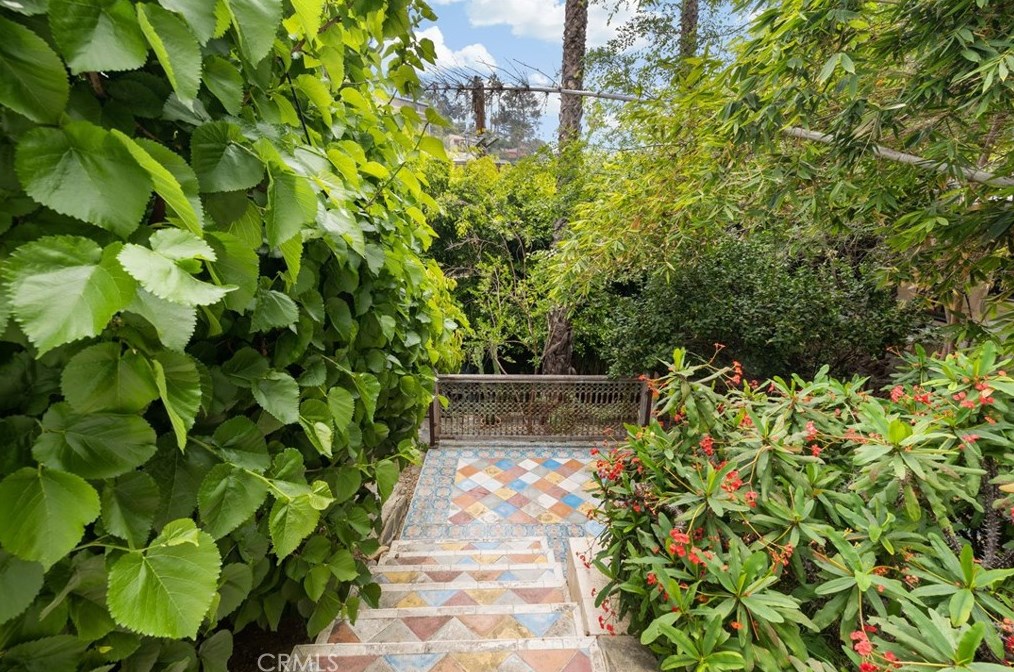 3223 Larissa Dr, Los Angeles CA  90026-6221 exterior